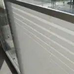Miniaturka - Jasne rolety plisowane sznurkowe widziane z boku okna balkonowego, struktura materiału w słońcu w Kobyłce.