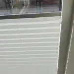 Miniaturka - Jasna plisa sznurkowa podciągnięta od dołu na pojedynczym skrzydle drzwi balkonowych, montaż osłony w Kobyłce.
