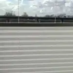 Miniaturka - Jasne plisy okienne podciągnięte od dołu do połowy wysokości okna tarasowego, osłona sznurkowa w Kobyłce.