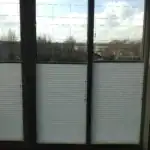 Miniaturka - Jasne rolety plisowane zamontowane na dużym oknie trzyskrzydłowym, osłony okienne zainstalowane u klienta w Kobyłce.