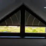 Miniaturka - Precyzyjnie zamontowane plisy na okna trapezowe model ao 45 u klienta w Wołominie przez ekipę Verosun.