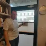 Miniaturka - Montażysta Verosun prezentuje dwukierunkowe plisy okienne w lokalu usługowym w Warszawie, tkanina przepuszczająca światło.