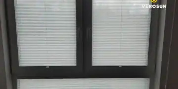 Jasne plisy okienne na wymiar zamontowane w oknie trzyskrzydłowym w pokoju dziennym w Nadmie.